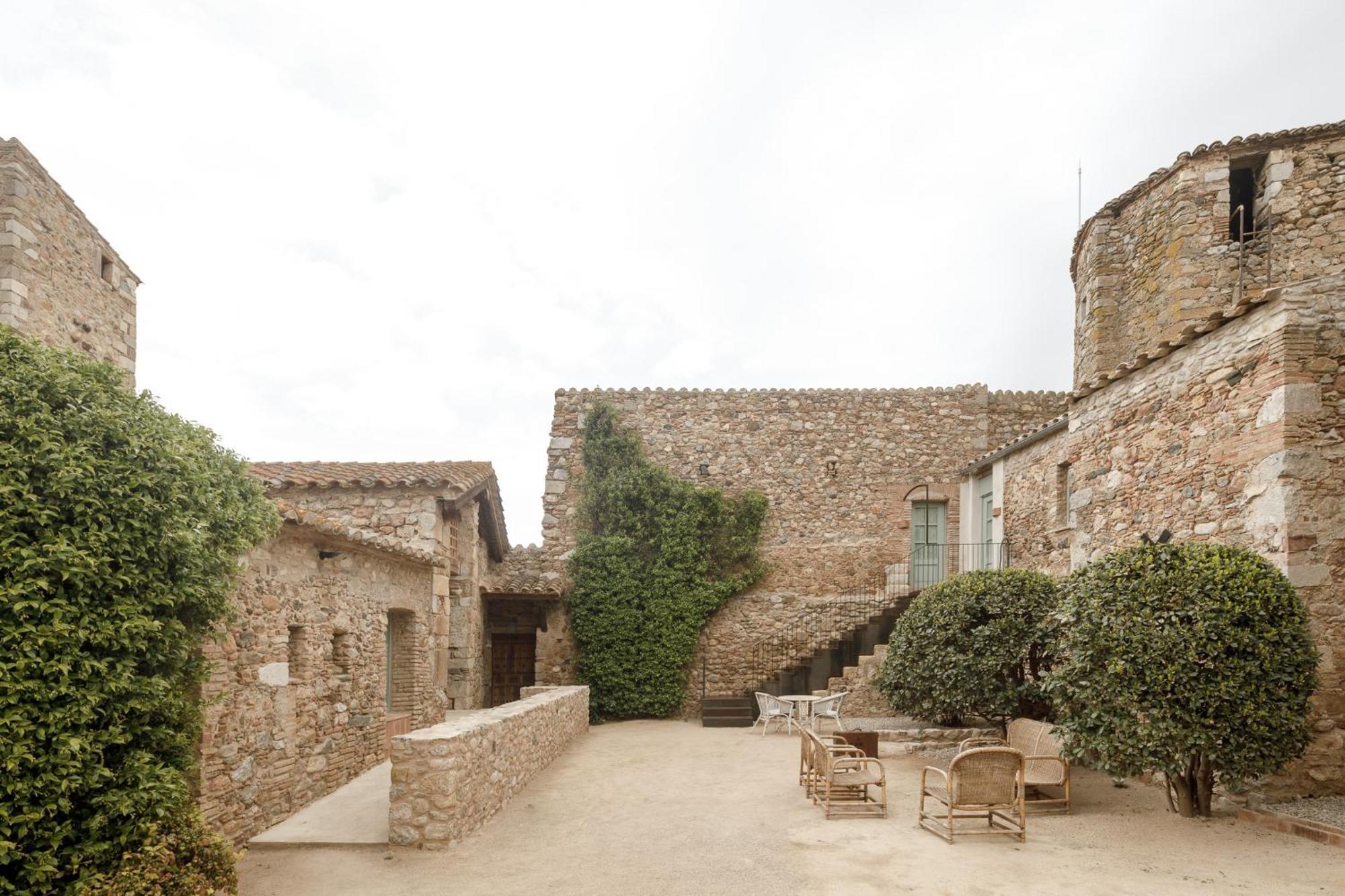 Hotel Castell De Vallgornera Peralada Exterior photo